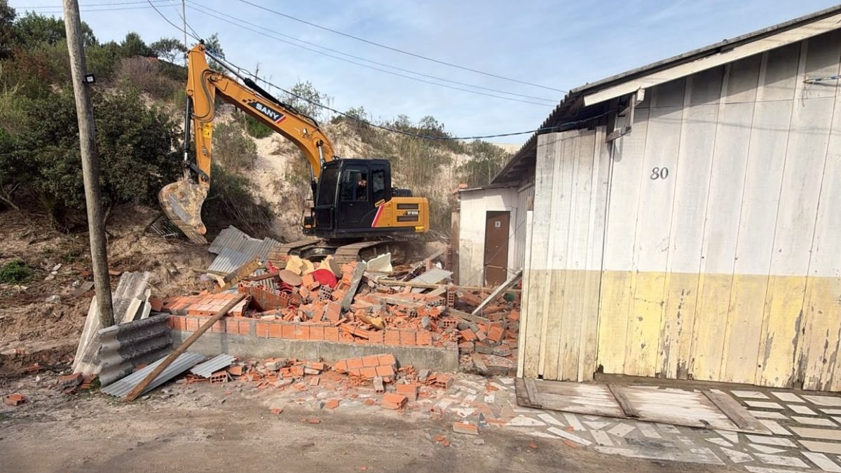 VÍDEO: Nova fase da Operação Solo Legal derruba construções irregulares em área de dunas perto de praia em Florianópolis