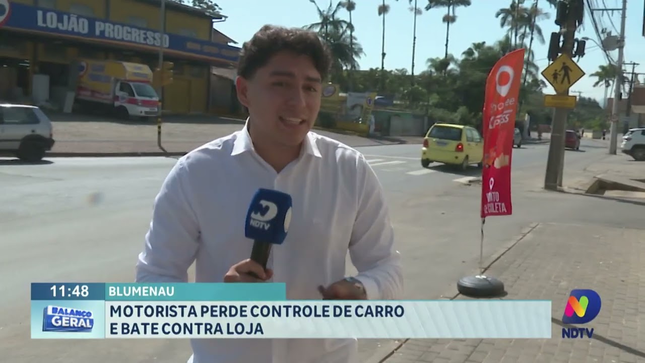 Blumenau: motorista perde controle de carro e bate contra loja.