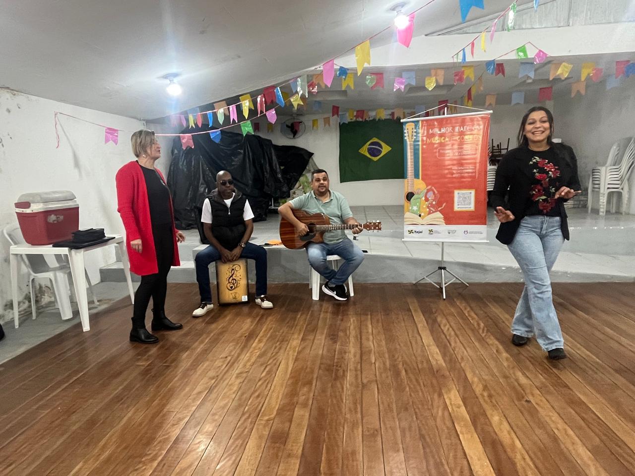 Projeto transforma memórias de idosos de Itajaí em e-book e audiobook