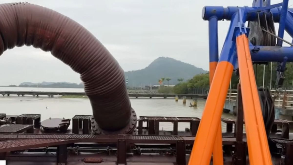 Para combater efeitos do El Niño, Porto de Itajaí se adianta e inicia megafaxina em canal de acesso