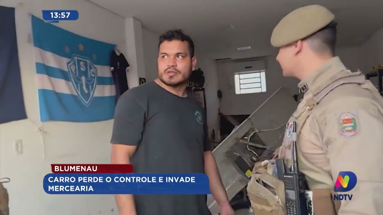 Blumenauc: carro perde o controle e invade mercearia