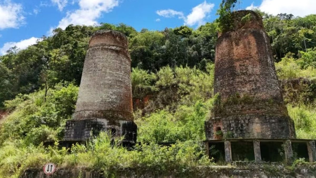Ruína de chaminés em meio à mata escondem história de indústria que mudou cidade de SC e provocou êxodo de moradores