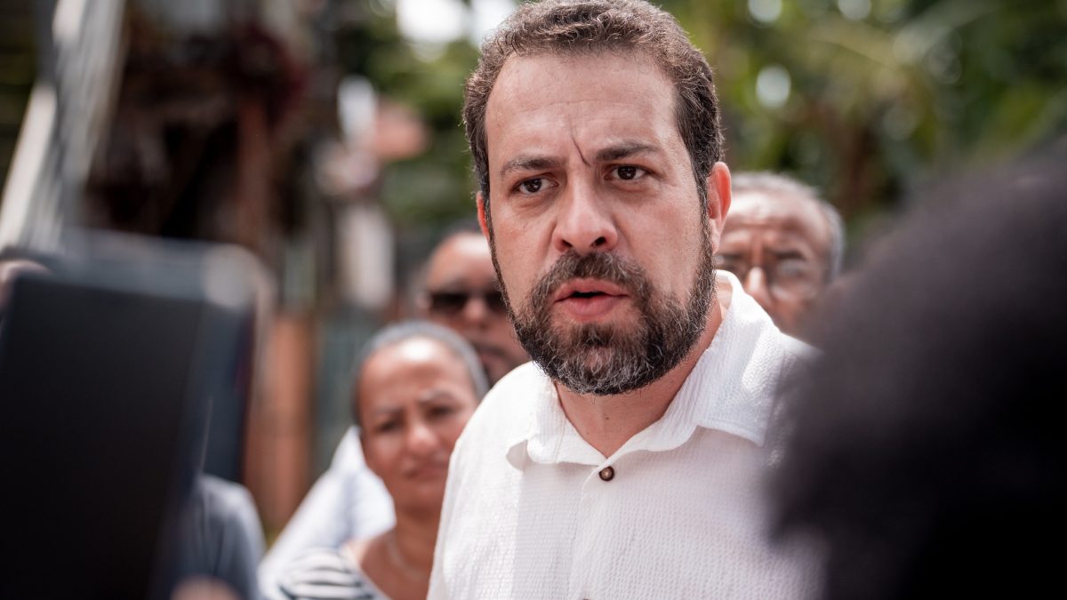 Boulos abre 'arquivos' contra Flávio Bolsonaro e mira contrato bilionário das bets