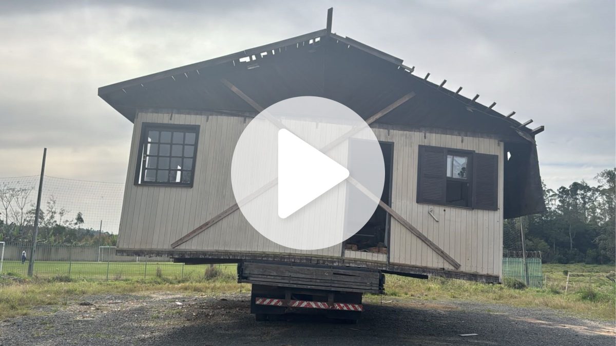 ‘Ou ele tira, ou a gente tira’: Casa abandonada sobre caminhão há quatro meses continua parada perto de escola em SC e aguarda documentos para remoção do local