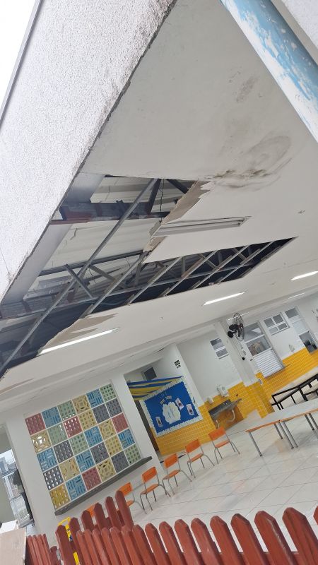 Forro desaba em creche de Itajaí e denunciante alega negligência