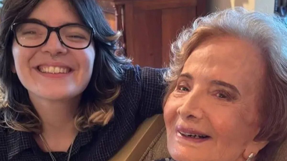 Aos 90 anos, Glória Menezes teve atitude que emocionou ao descobrir transição de gênero do neto Theo Fagundes: ‘E daí?’