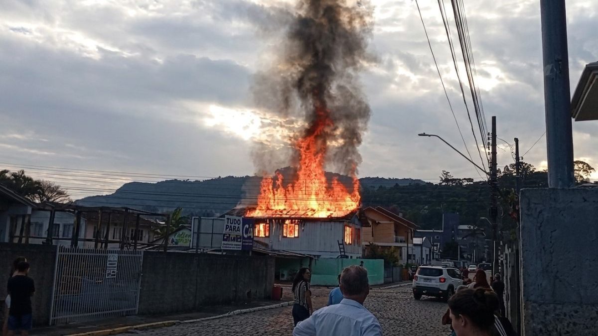 VÍDEO: Casa é completamente consumida por incêndio de grandes proporções e mobiliza bombeiros em SC