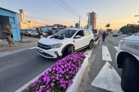 Ladrão rouba carro em Taquaras, atropela mulher e bate em duas viaturas durante fuga em BC
