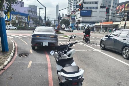 Colisão entre carro e motoneta mobiliza agentes e Samu na 3ª Avenida em BC