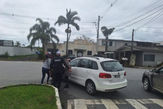 Motociclista fica ferida após colisão com carro no Bairro dos Municípios