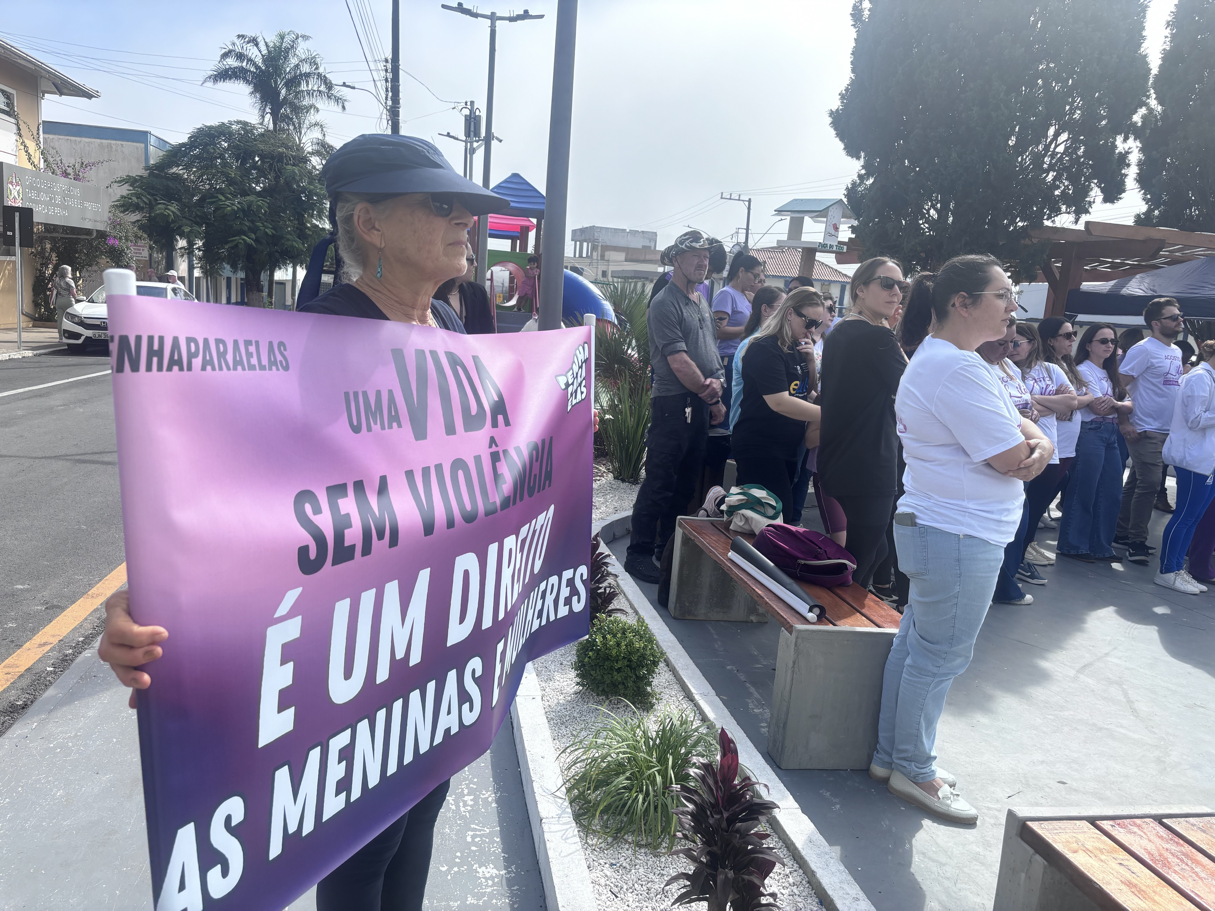 Agosto Lilás: NEAVIT participa de caminhada em Penha pelo enfrentamento à violência contra a mulher