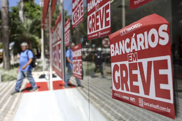 Bancários de todo o país fazem greve de 24 horas nesta quinta |