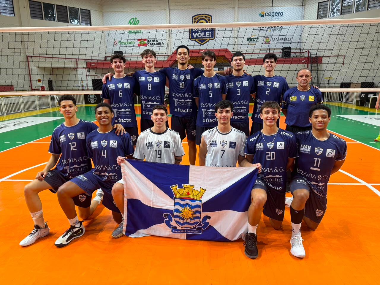 Invicto, vôlei masculino de Balneário Camboriú avança ao mata-mata do Estadual Sub-19