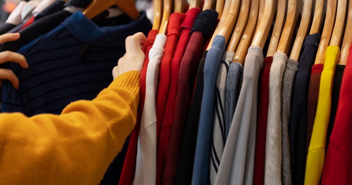 Idosa é flagrada furtando roupas em loja do Santa Terezinha, em Brusque