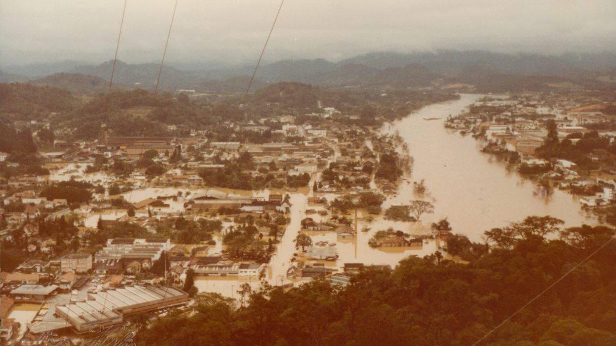 Fotos revelam o impacto do El Niño de 1983, que causou enchentes históricas, deslizamentos e deixou um rastro de destruição em Blumenau.