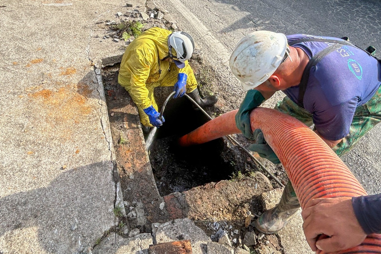 Prefeitura desobstrui sistema de drenagem no túnel da BR-101, no Nova Esperança