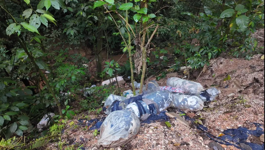 (VÍDEO) “Jogam de tudo”: moradores denunciam descarte irregular de entulhos
