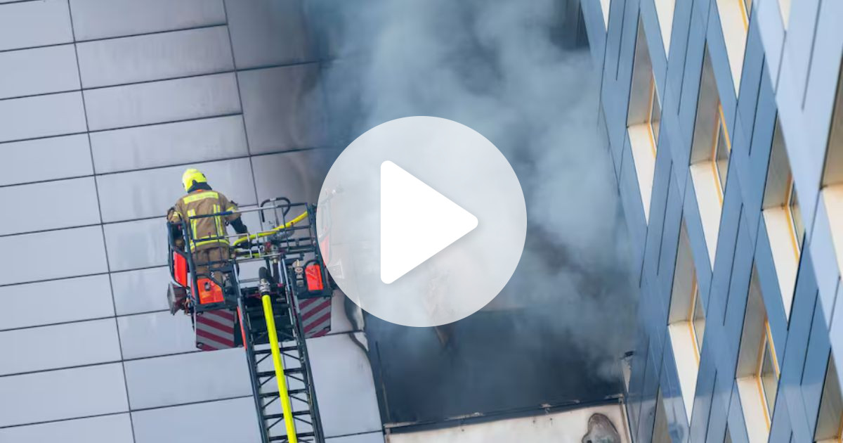 Mulher se pendura em janela e salta do 11º andar de prédio em chamas para alcançar escada de bombeiros, que só conseguiu chegar ao 9º pavimento, e se salva durante incêndio