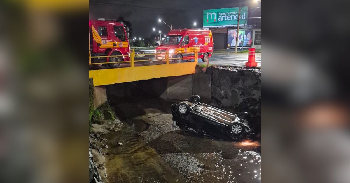 Motorista de 20 anos perde controle, capota veículo e vai parar dentro de rio em município da Serra de SC