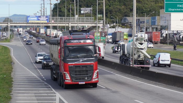 BR 101 tem congestionamento desde a ponte do rio Itajaí-Açu até Itajaí