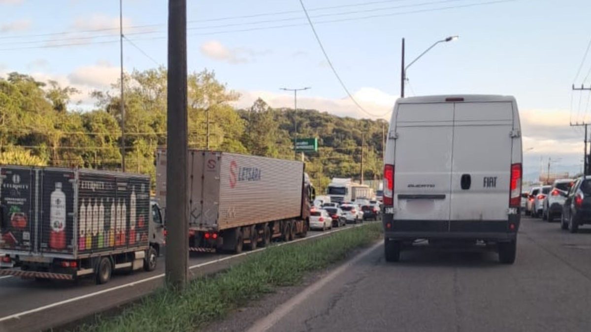 Engavetamento bloqueia faixas e provoca filas na BR-101 em Joinville