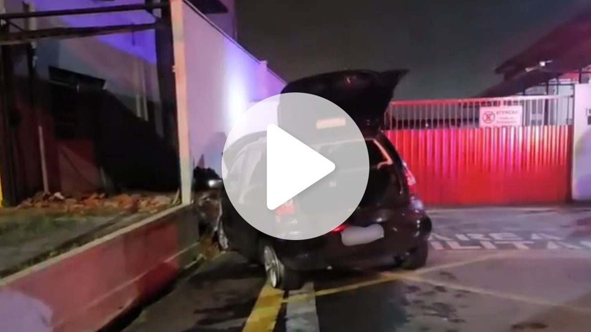 VÍDEO: Motorista desmaia ao volante, passa reto em curva e derruba muro do Corpo de Bombeiros em SC