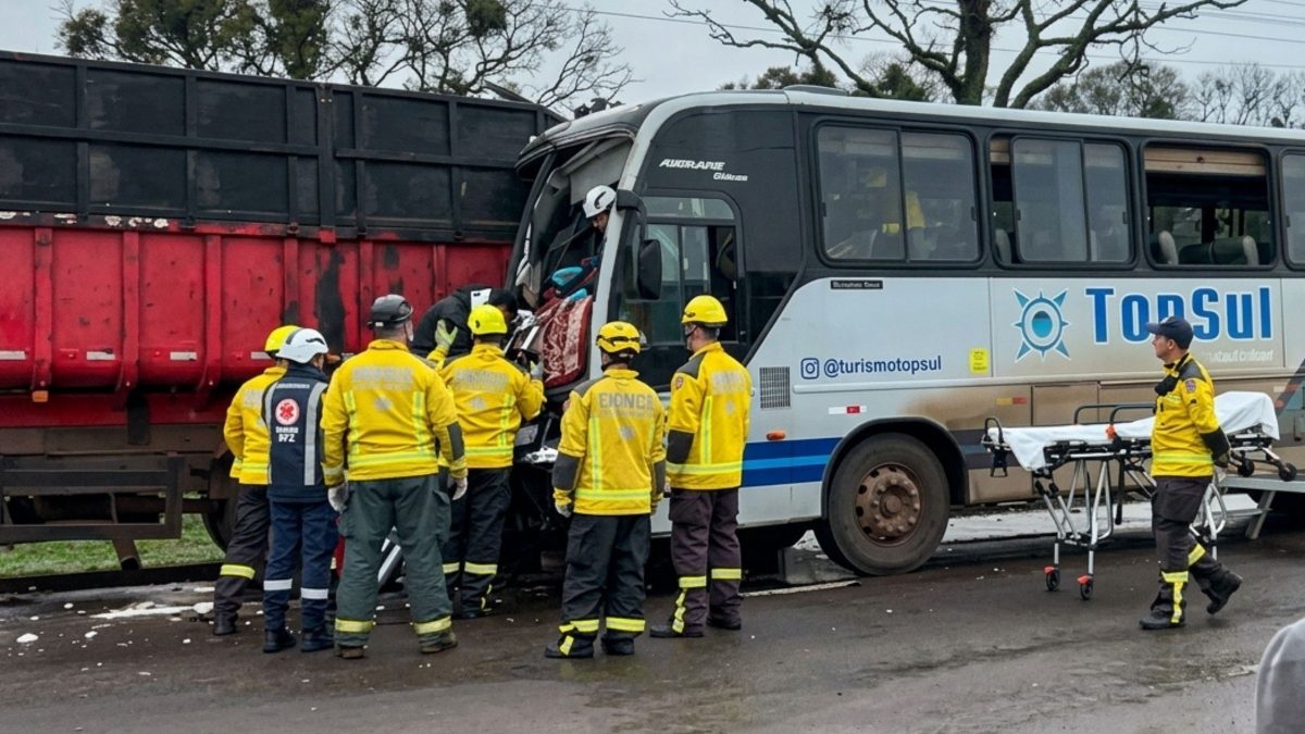 Ônibus com trabalhadores bate em caminhão estacionado e deixa 23 feridos em SC