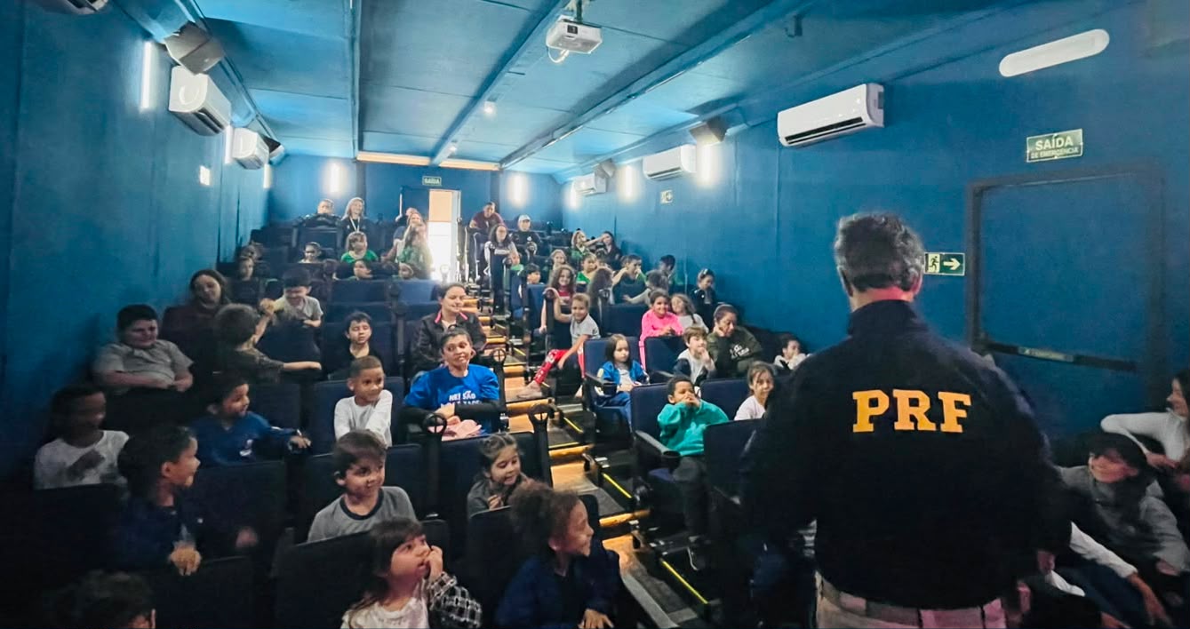Carreta Educativa da PRF atendeu 1,3 mil alunos em Balneário Camboriú