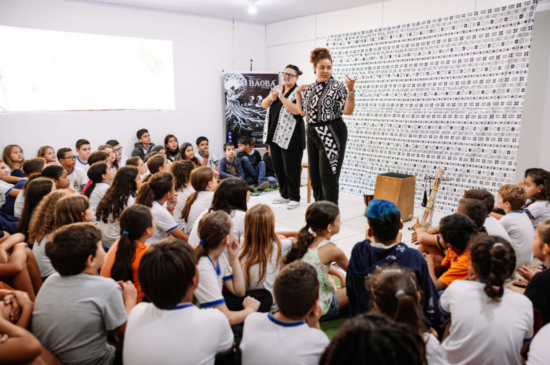 Escolas recebem espetáculo sobre imigração angolana em Itajaí