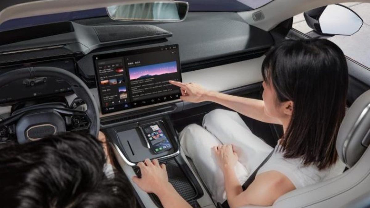 Contran muda regra de telas nos carros e permite vídeos para passageiros; veja por que motorista continua proibido de assistir ao conteúdo