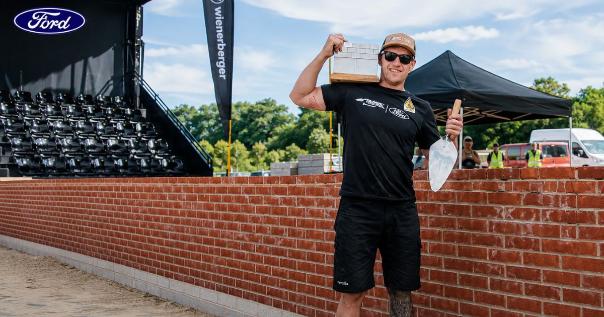 Pedreiro assenta mais de 800 tijolos em apenas uma hora e vence campeonato na Inglaterra, surpreendendo os juízes no momento em que constrói parede inteira em um ritmo impressionante