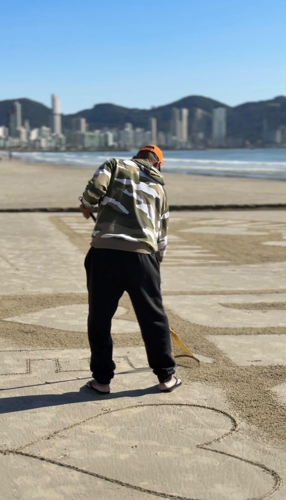 Seu Afonso transforma a areia da praia de Itapema em espaço para mensagens de fé e reflexão