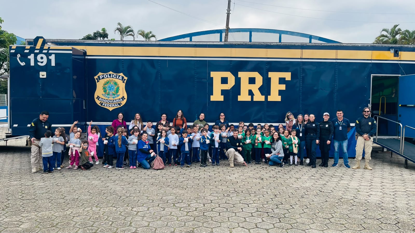 Carreta Educativa da PRF atendeu 1,3 mil alunos em Balneário Camboriú
