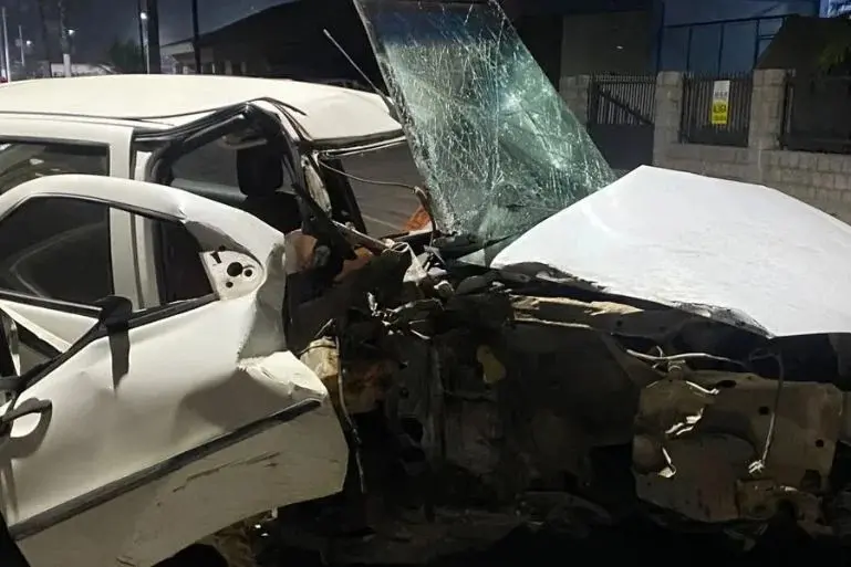 Carro sai da pista e colide contra poste no bairro Dom Joaquim