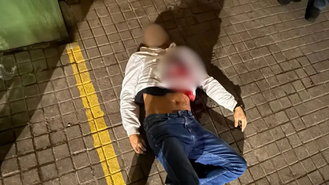 Homem é morto com golpe de faca no peito dentro de conveniência