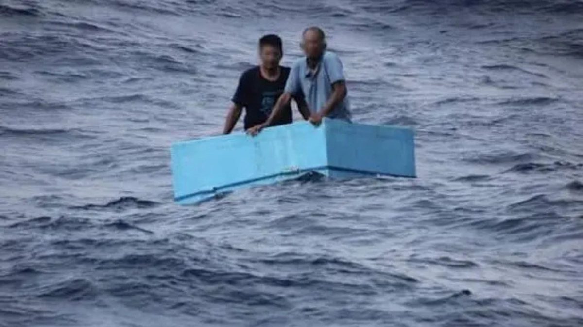 Pescadores desaparecidos passam 5 dias agarrados a uma caixa térmica à deriva em alto-mar no Pacífico, mas aeronave avista sinal e faz resgate no México