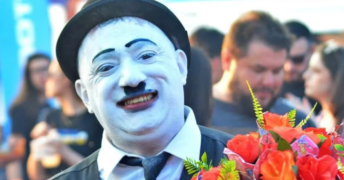 Morre “Charles Chaplin de Balneário Camboriú”, artista conhecido por vender flores em festas