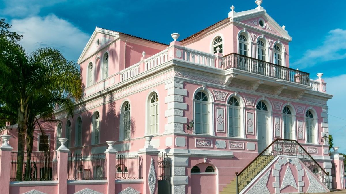 Castelo rosa virou o ‘Google’ do século XIX: como mansão luxuosa, estilo casa da Barbie, virou central de fofocas e recebeu primeiro telefone da região em SC