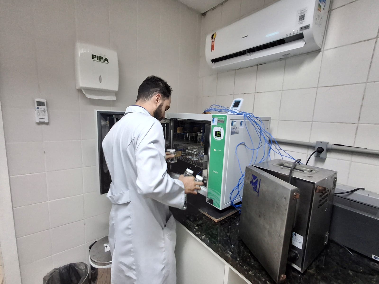 Equipamentos utilizados nos laboratórios da Emasa passam por aferição de controle