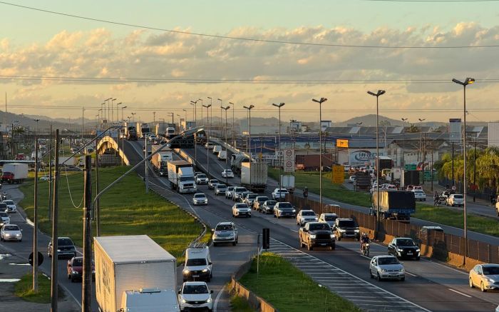 Tranqueira toma conta da BR 101 entre Piçarras e Balneário Camboriú