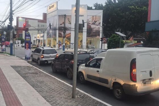 Três veículos se envolvem em acidente no cruzamento da 3ª Avenida com a Alvin Bauer