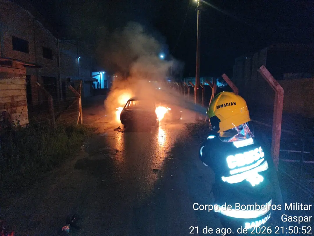 Carro pega fogo e fica completamente destruído em Gaspar