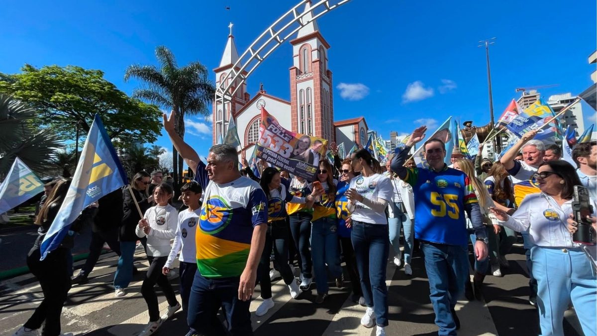 ‘Com o pé direito’: João Rodrigues e Carlos Chiodini oficializam candidatura em caminhada realizada em Chapecó