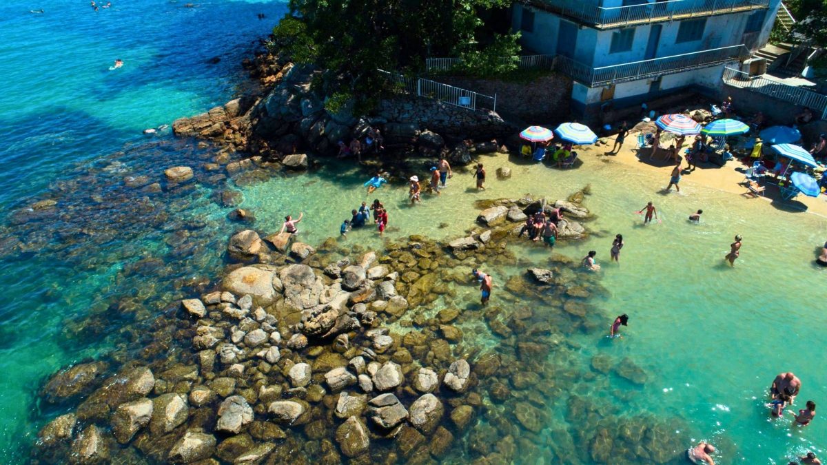 Praia ‘secreta’ de águas cristalinas em SC tem acesso liberado após polêmica sobre portão de entrada; veja como visitar