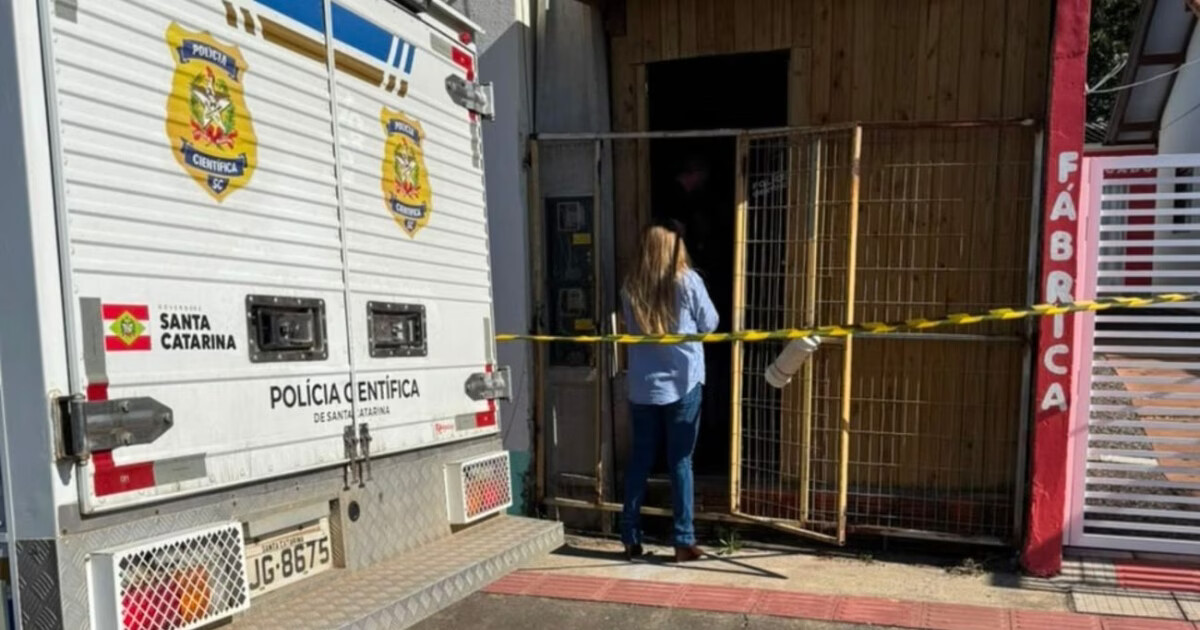 Corpo em decomposição é encontrado com carregador enrolado no pescoço dentro de kitnet em SC