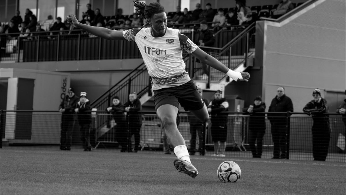 Jogador de 25 anos morre após passar mal durante jogo-treino dentro de campo em Portugal; saiba quem era o meio-campista Quévin Castro