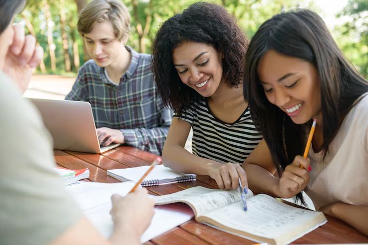 Programa gratuito de preparação ao mercado de trabalho abre inscrições para adolescentes de Balneário Camboriú