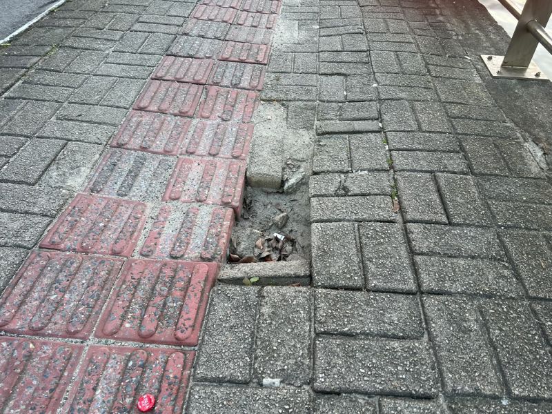 “Fiscal pra quê?”: buracos em calçada viram alvo de denúncia em Itajaí