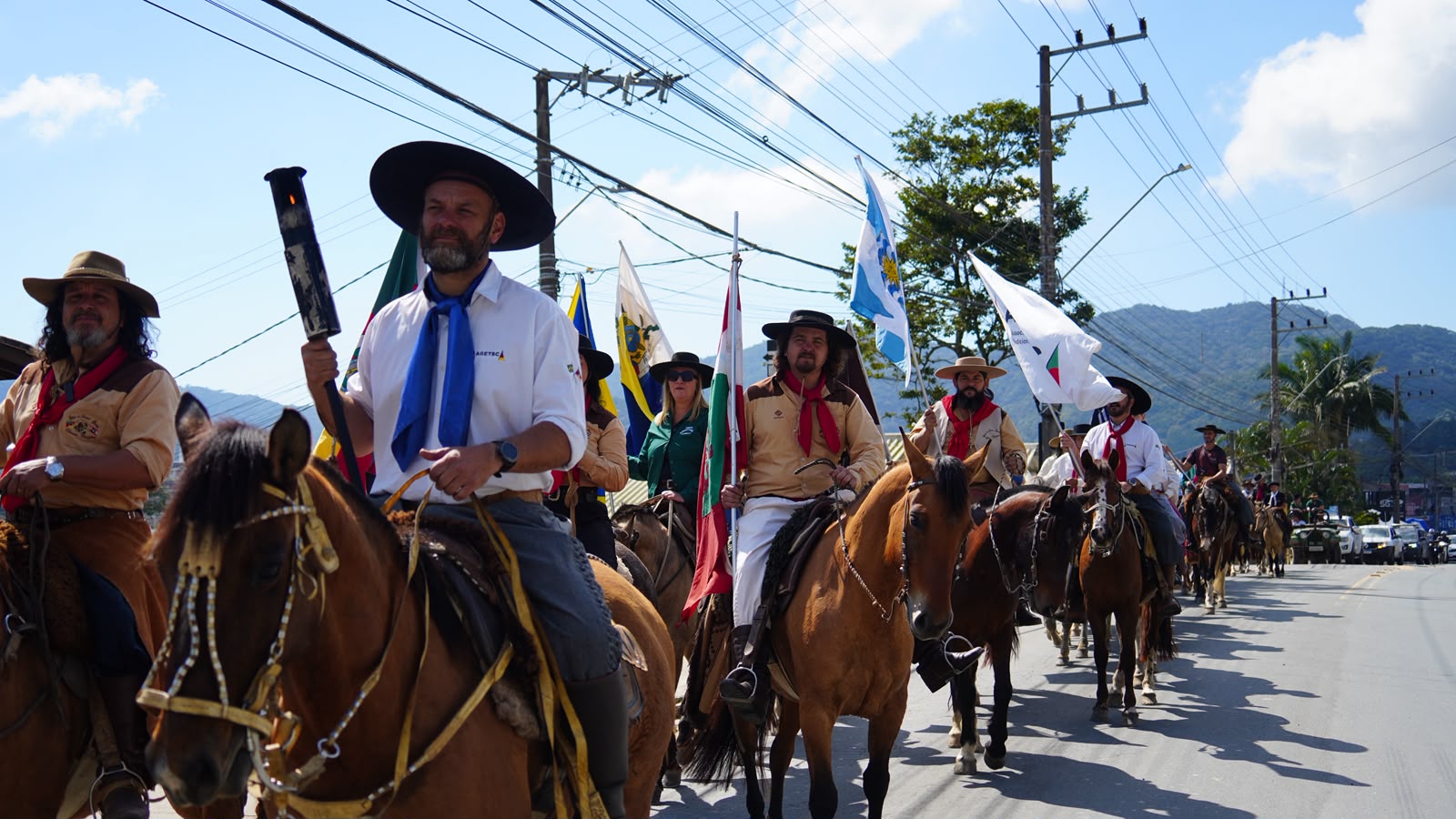 Chama Crioula chega a Balneário Camboriú e marca início das festas farroupilhas