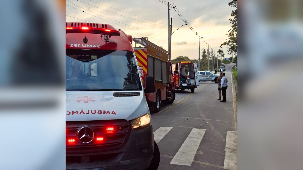 Motociclista morre após ser arremessado em batida violenta contra carro na SC-410 na Grande Florianópolis